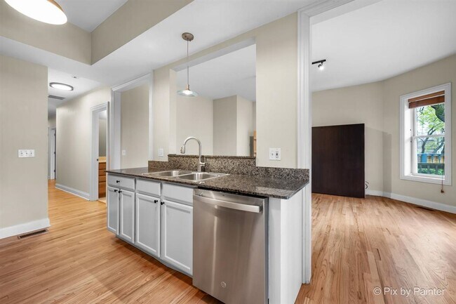 Building Photo - Updated Duplex Condo with 2 parking spots