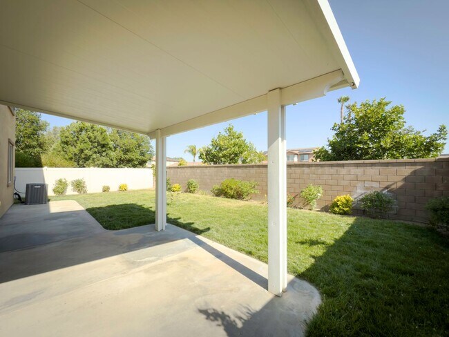 Building Photo - Beautiful 2 Story 5 Bedroom SOLAR Home + L...