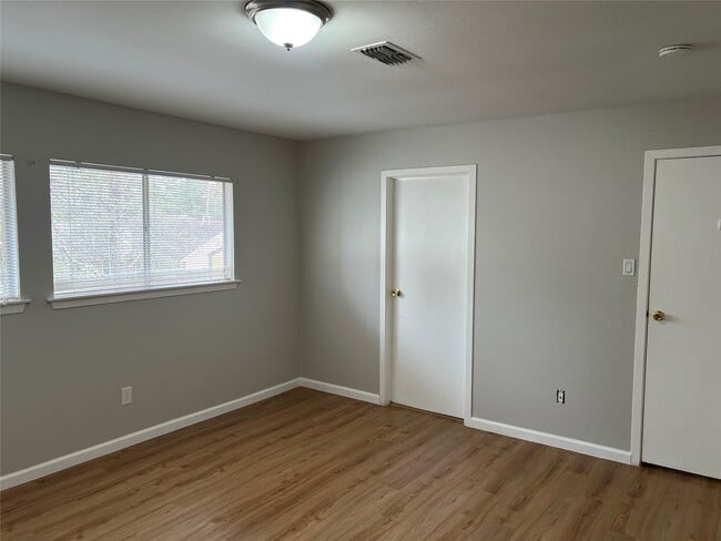 Building Photo - 65 Yewleaf Rd