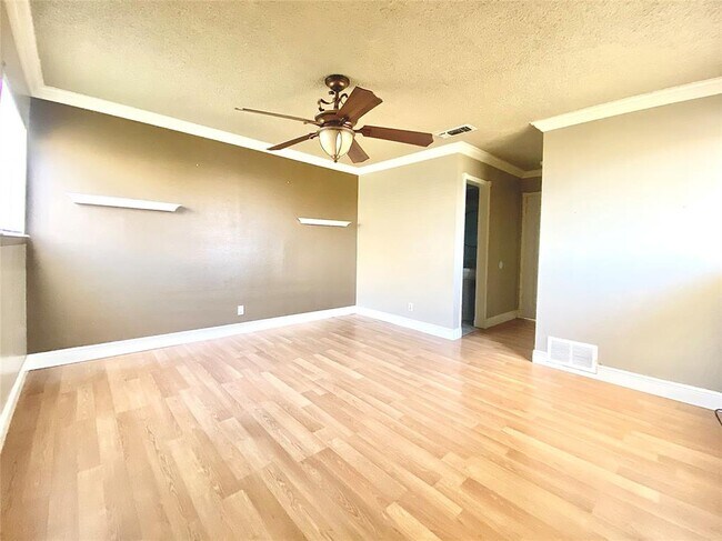 Building Photo - 8602 Colonial Dr