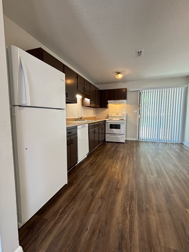 Building Photo - 1313 Ireland Dr