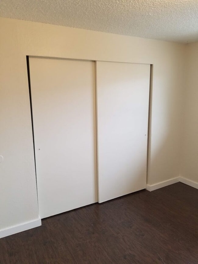 Building Photo - Newly Remodeled 1 Bedroom Apartment / Ground Floor Unit