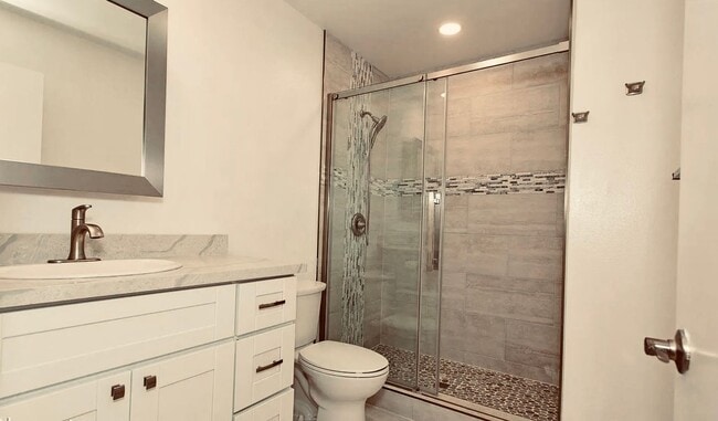 Building Photo - Modern Comfort with Stunning Views in La C...