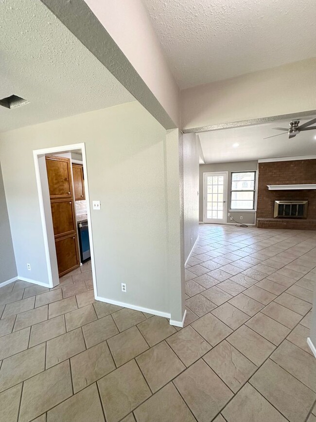 Building Photo - 3 Bed 2 Bath Fully Remodeled!