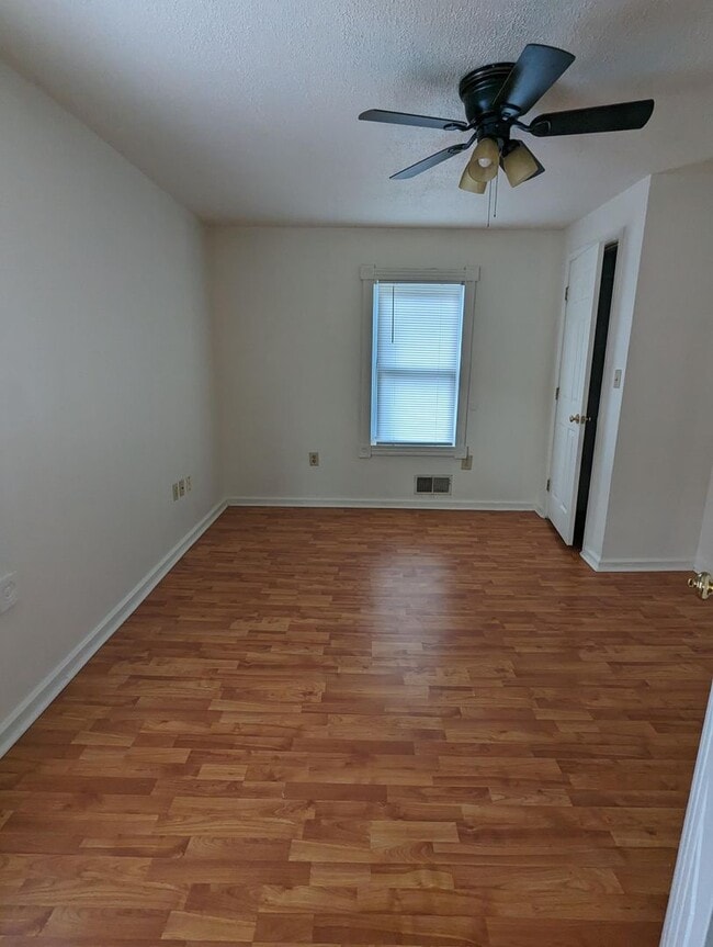 Building Photo - Spacious 3 Bedroom House Available Now!