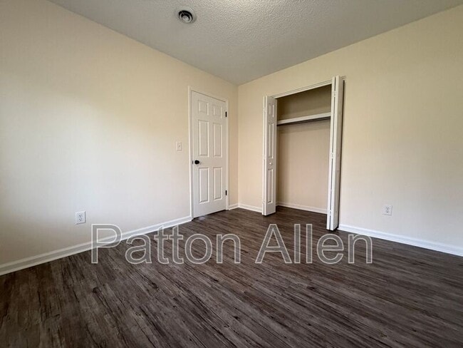 Building Photo - 28 Dawnwood Cir