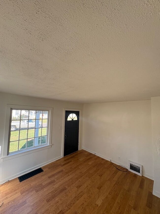 Building Photo - House for Rent - Spacious 4 bed home with ...