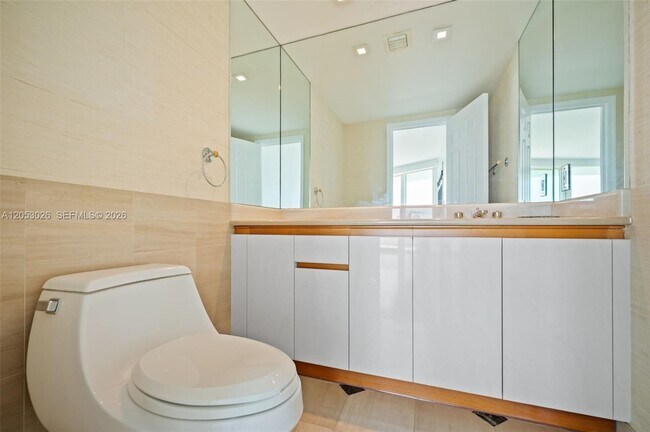 Building Photo - 1643 Brickell Ave