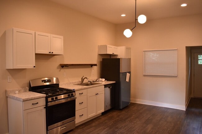 Building Photo - Renovated 3 Bedroom in Shelby Park close to Logan Street Market