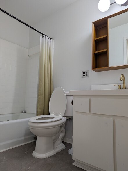 Primary bathroom - 3501 Octavia St