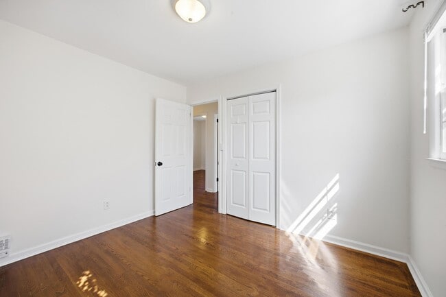 Building Photo - 2147 Palms Dr