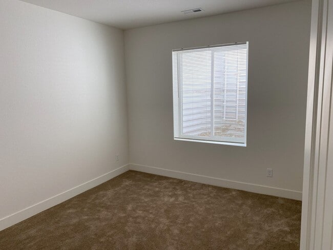 Building Photo - Stunning 4 bed 3.5 bath in Johnstown.
