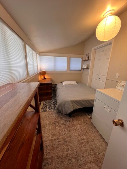 Laundry room/ non-conforming bedroom - 2924 S Latawah St