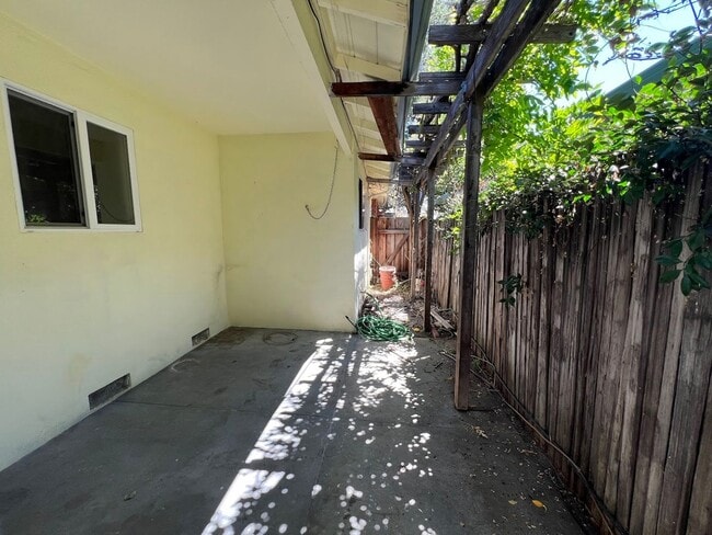 Building Photo - Clean, Private 2BD/1BA Duplex with Garage ...