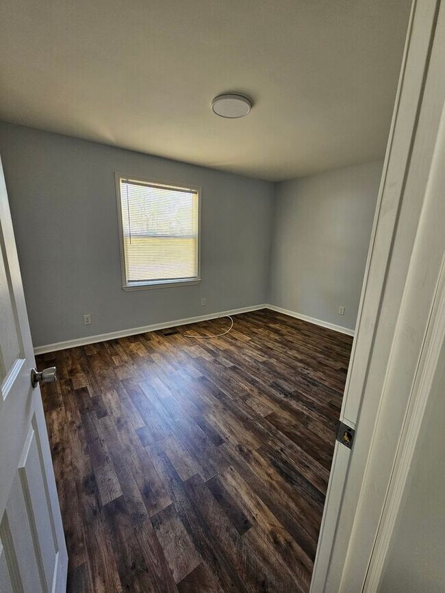 Building Photo - 2BD/1BA Duplex in Newton