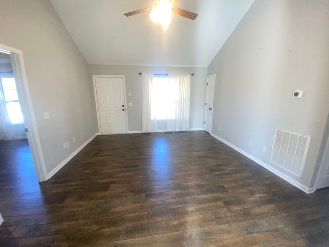 Building Photo - For Lease - 3 Bed, 2 Bath, 1232sqft Home o...