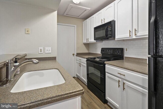 Building Photo - 12157 Penderview Terrace