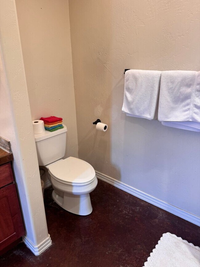 Building Photo - Stylish One-Story FULLY FURNISHED 3Bed, 2B...