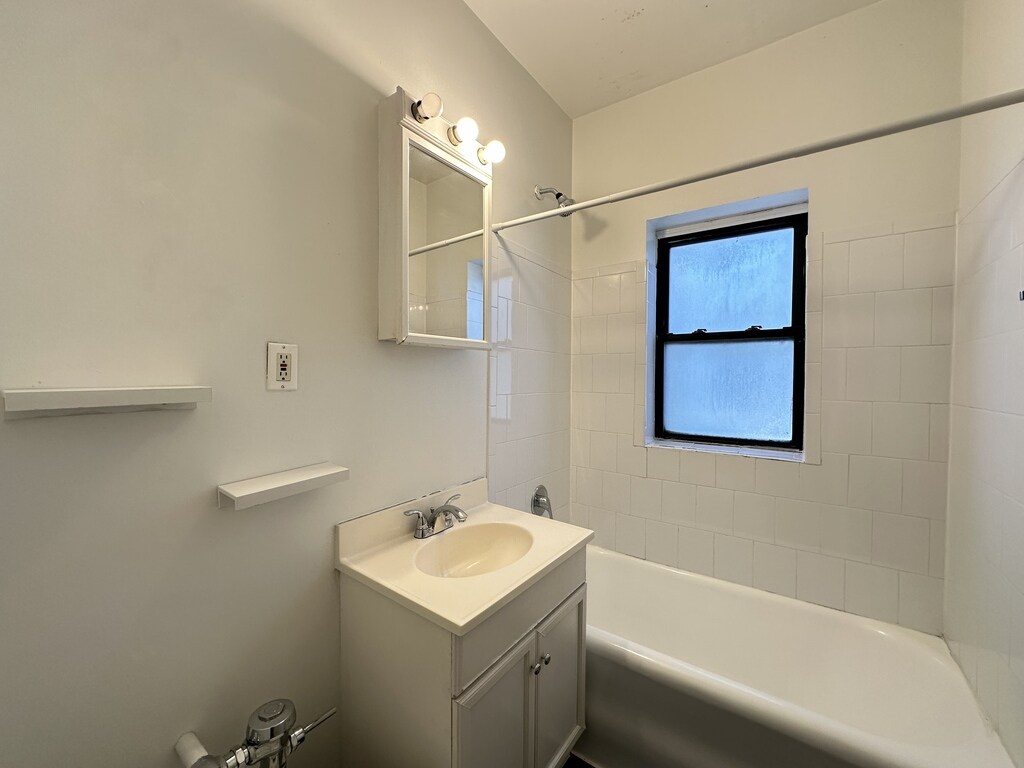 Building Photo - 566 W Arlington Pl