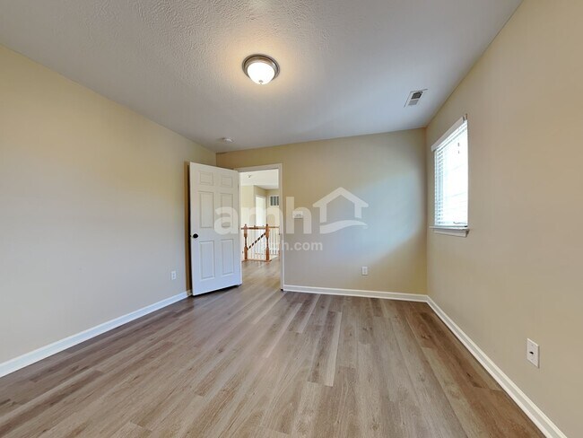 Building Photo - 5 Wells Dr