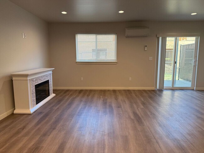 Building Photo - 5302 Smitten Street #3