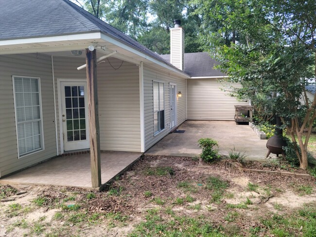 Building Photo - 3/2 Lake Forest Daphne fenced back yard