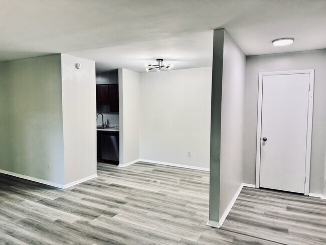 Building Photo - 1208 Schaub Dr