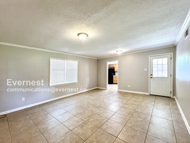 Building Photo - 922 Woodburne Pl