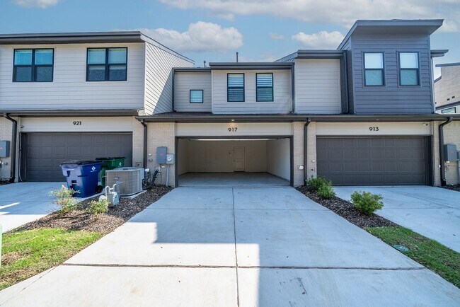 Building Photo - 917 Emerling Dr