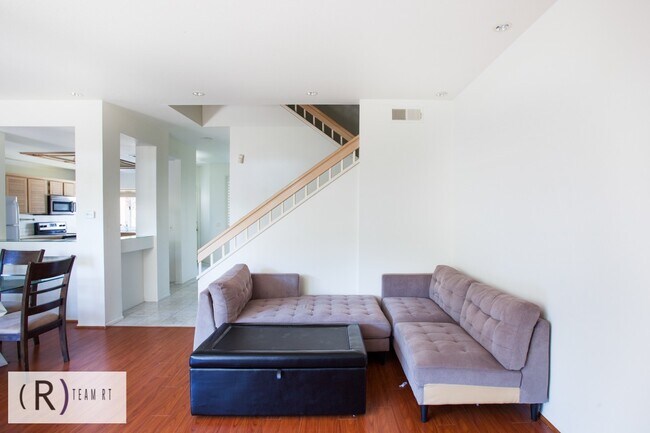 Building Photo - Fully Furnished 3be/3ba Home in Desirable ...