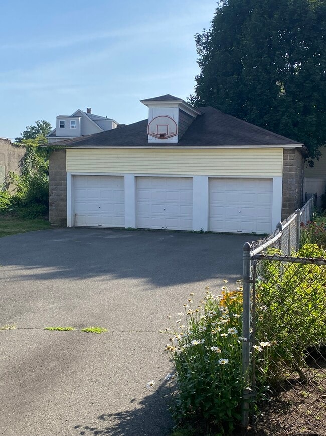 Building Photo - 65 Scofield Ave