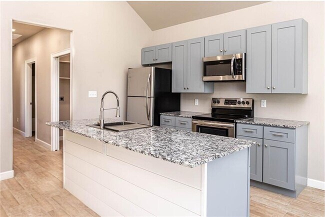 Building Photo - 827 Vly Oaks Ln