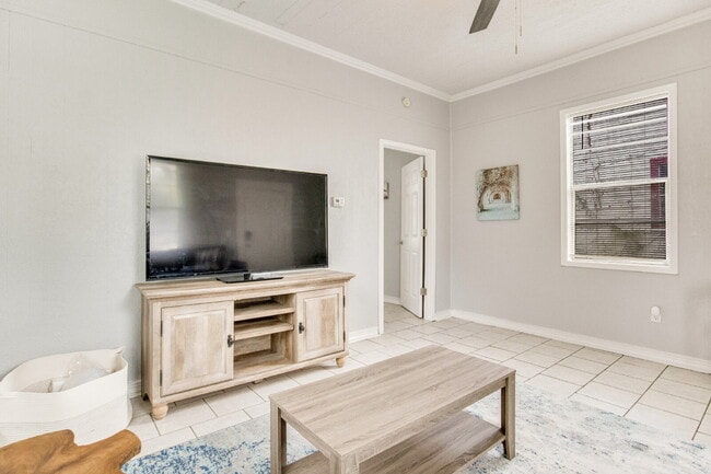 Building Photo - Charming Shotgun Home Just Minutes from Do...
