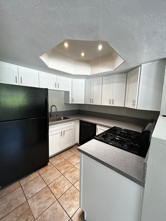 Building Photo - AVAILABLE NOW - Beautiful Condo in the Heart of Vibrant San Diego!