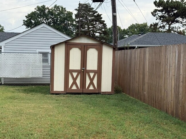 Building Photo - 8020 Carlsbad Dr