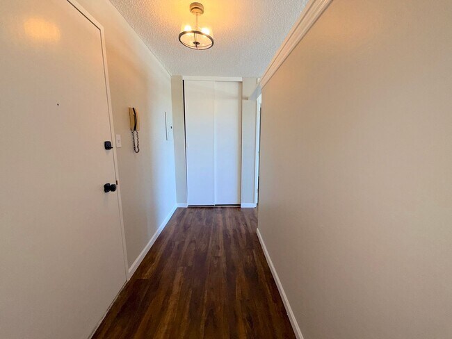 Building Photo - Reno Highrise Condo - Mountain & City Views