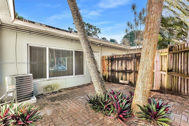 Building Photo - 1550 SW 23rd Ct