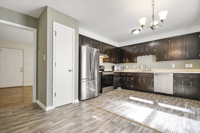 Building Photo - Updated Three Bedroom!