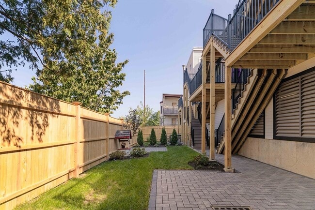 Building Photo - 272 E Eagle St