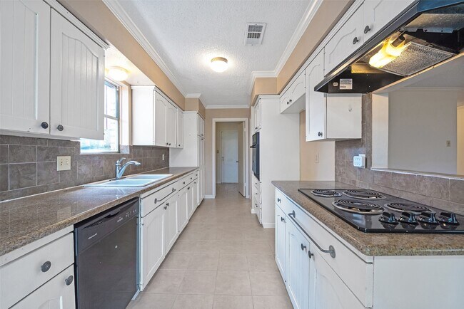 Building Photo - 807 Seacliff Dr