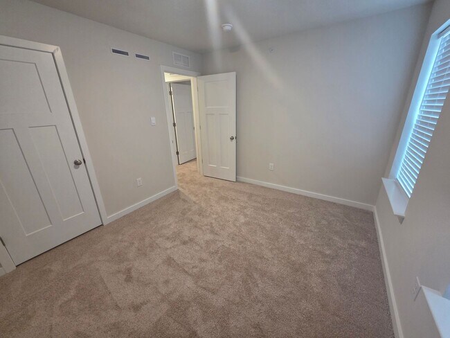 Building Photo - Luxury 4-Bedroom Townhome with Finished Walkout Basement & River Views