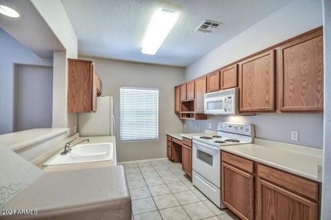 Building Photo - Charming 2-bedroom 2-bath townhome in Chan...