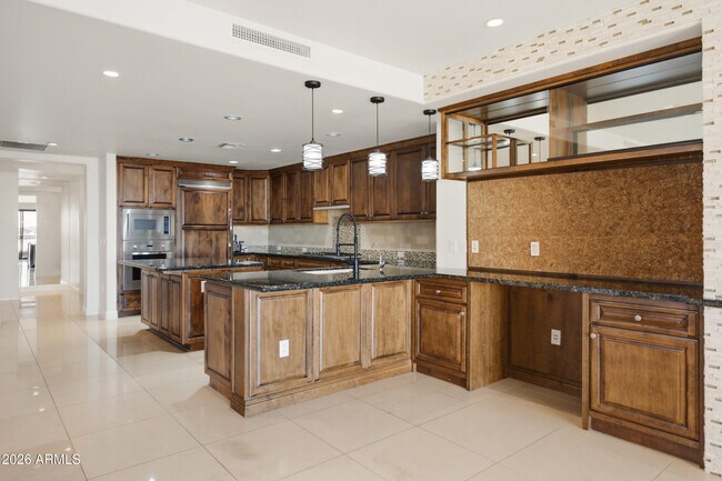Building Photo - 7175 E Camelback Rd