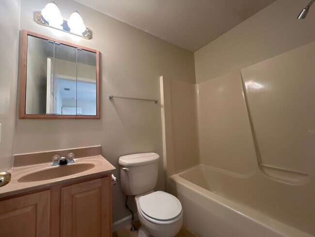 Building Photo - 4 Pineview Pl