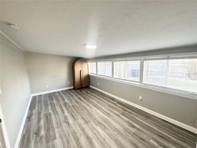 Building Photo - 3913 S Shade Ave