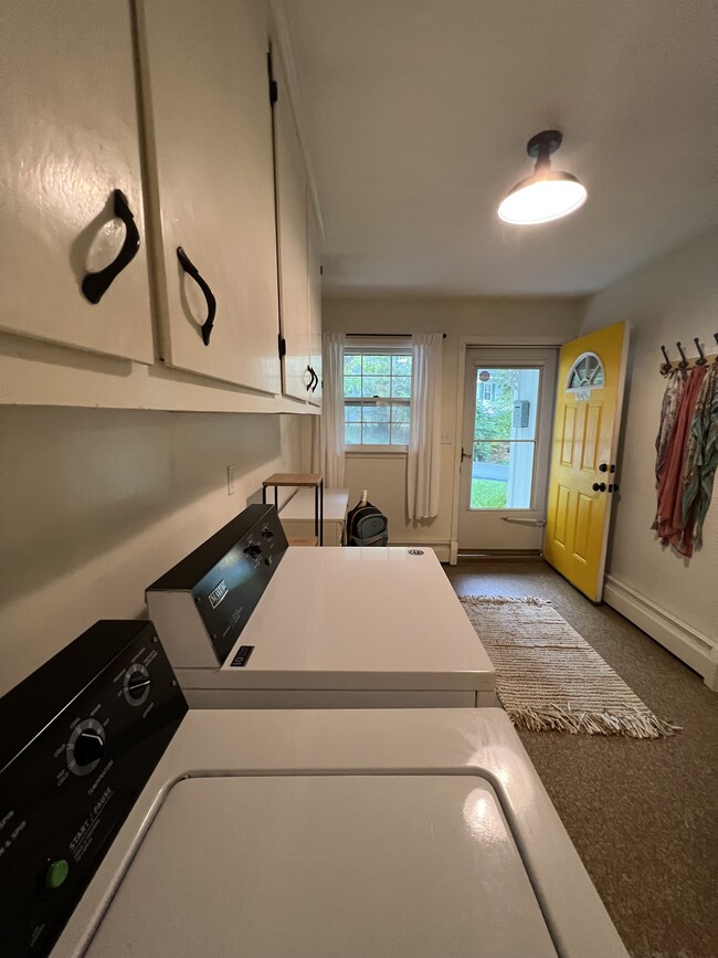 Building Photo - 250 Edgewood Dr