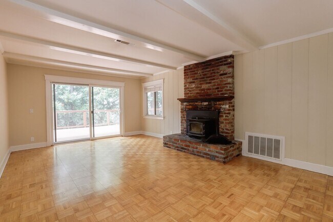 Building Photo - 3 Bed / 2 Bath Woodside home on large lot ...