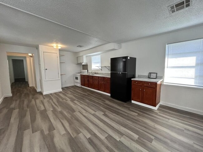 Building Photo - 1528 Avenue A