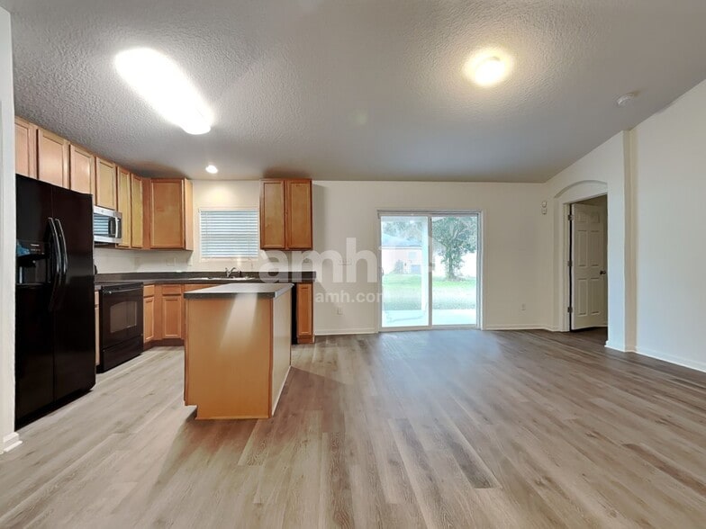 Building Photo - 6421 Pinewood Hills Dr