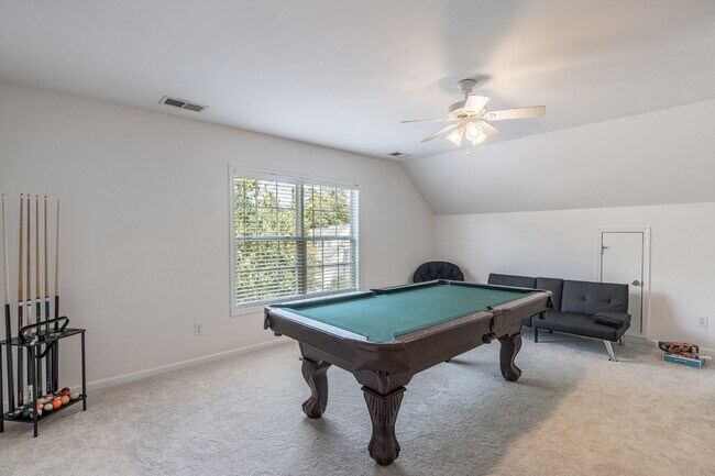 Building Photo - Gorgeous 4 Bedroom Home with Spacious Layo...